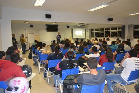 Publico acompanhando a palestra do professor Demétrio, na sala Multimeios 3